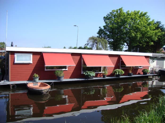 Woonboot met rode luiken