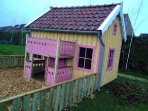 Speelhuisje op Bolderburen geverfd in Skåne Gul en een roze klantkleur