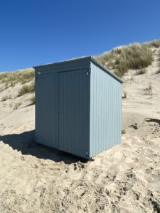 Lichtblauw strandhuis zeeland