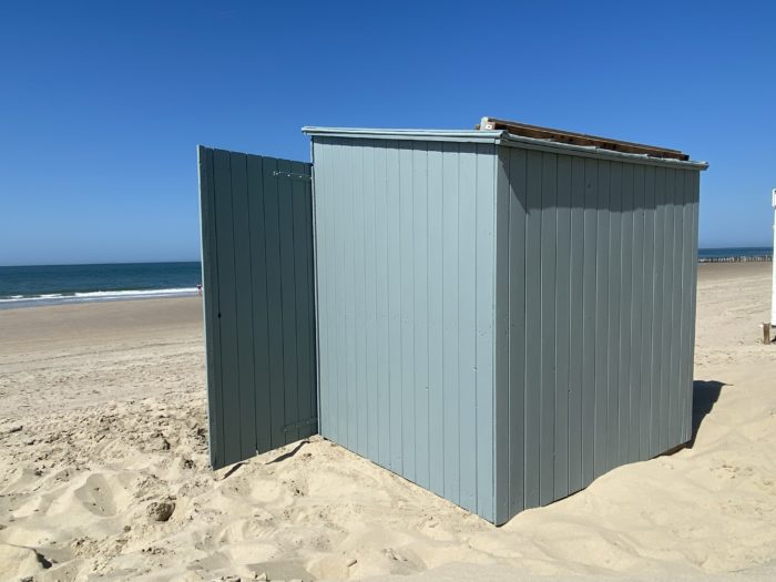 Strandhuisje geverfd in zeeland