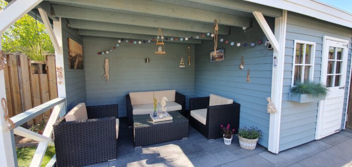 Strandhuis in zweeds blauw de zonnegeer