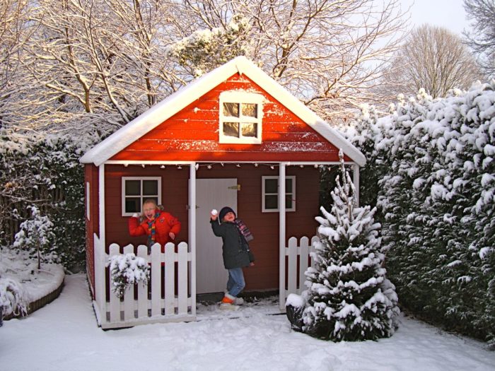 Sneeuw winter rood tuinhuis