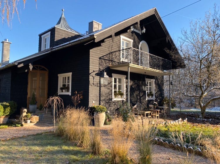 Houten huis zwart verven matte zwarte verf