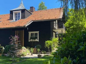 Houten huis zwart verven