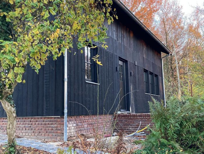 zwarte beits huis woning zwart verven