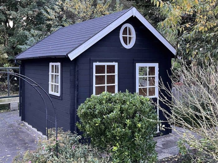 matzwart verven tuinhuisje buitenbeits