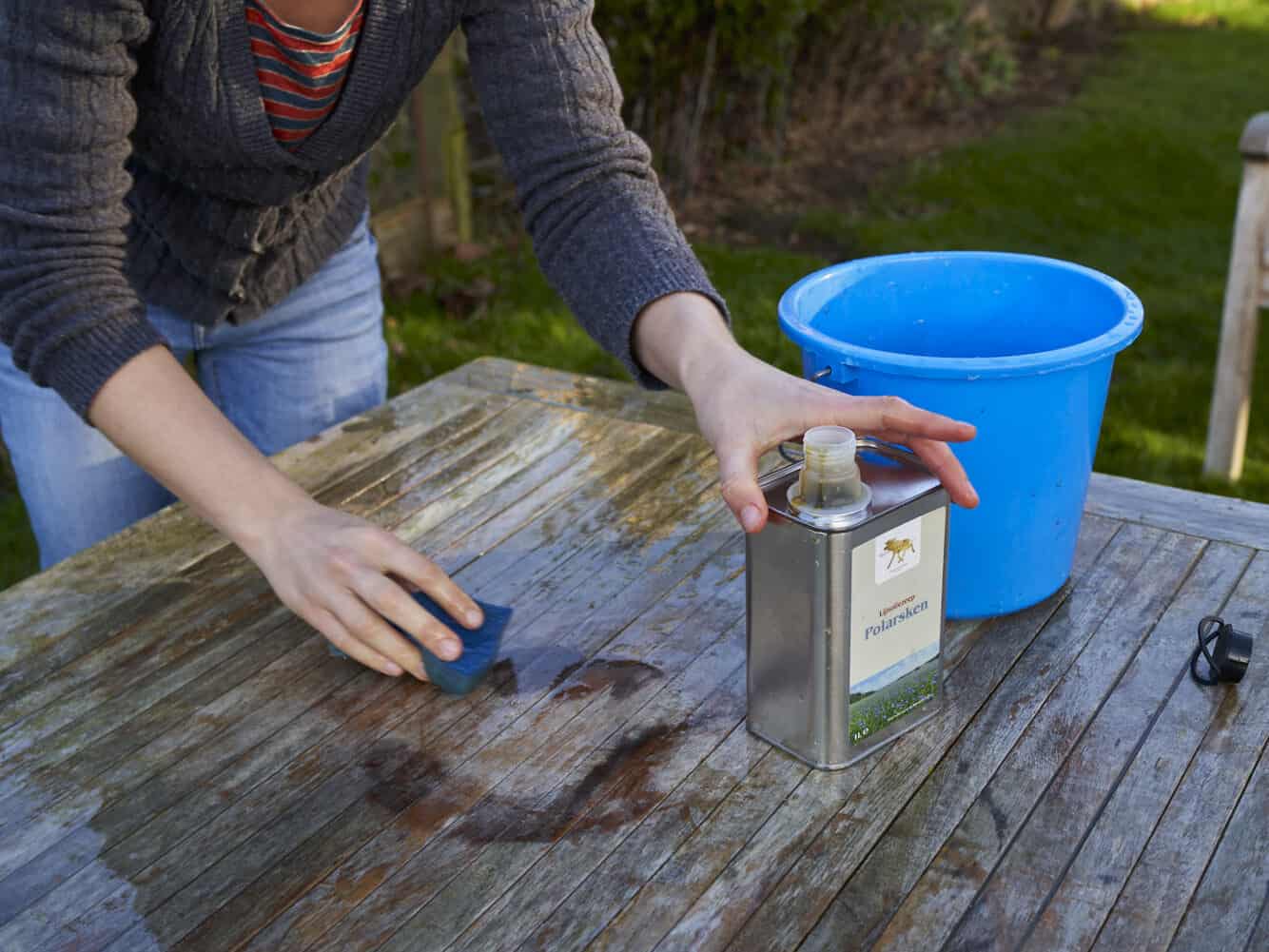 Hout schoonmaken met lijnoliezeep verfreiniger