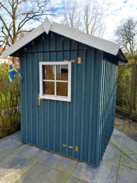 Zweeds blauw schuurtje tuinhuisje verven
