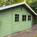 Groene beits tuinhuis