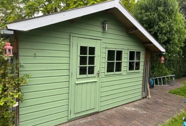 Groene beits tuinhuis