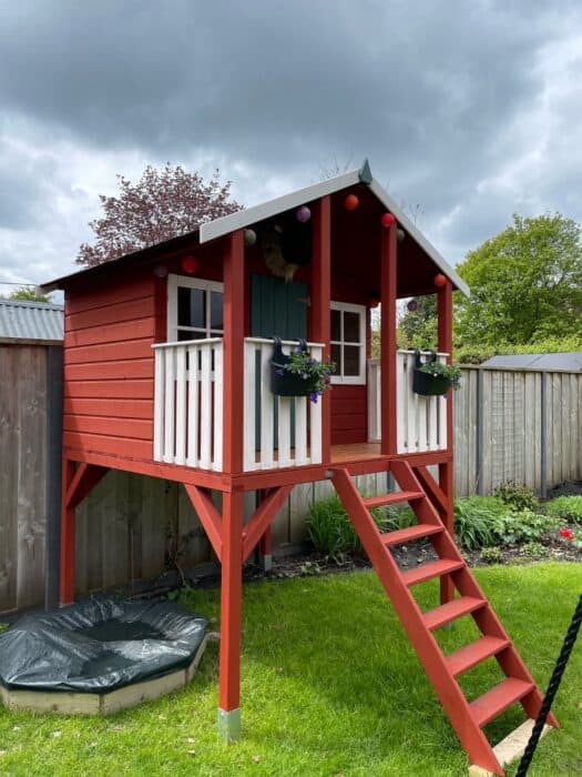 speelhuisje rood verven