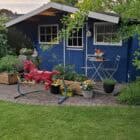 Tuinschuurtje blauw verven
