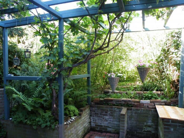 Blauw geverfde pergola